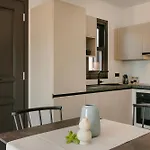 فيلة Theoni