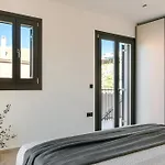 فيلة Theoni *