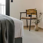 فيلة Theoni *