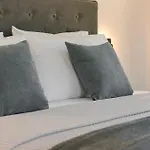 فيلة Theoni